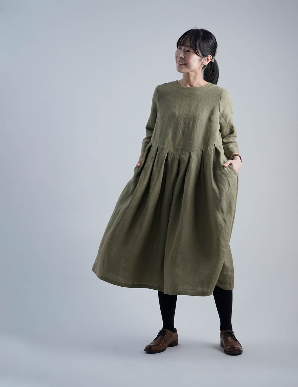 リネンワンピース】wafu 鍵盤タックドレス 中厚地 / 柳染(やなぎぞめ
