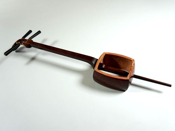 和胡弓，（紅木材料，東サワリ)二つ折れ、 竹弓（レワ弓）付属品