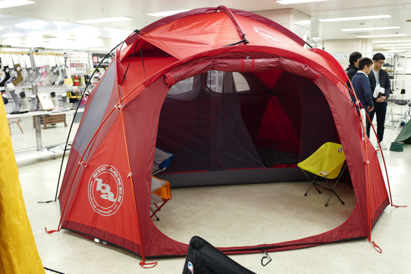 存在感バツグンの注目作。ビッグアグネスから真っ赤なドーム型テントが