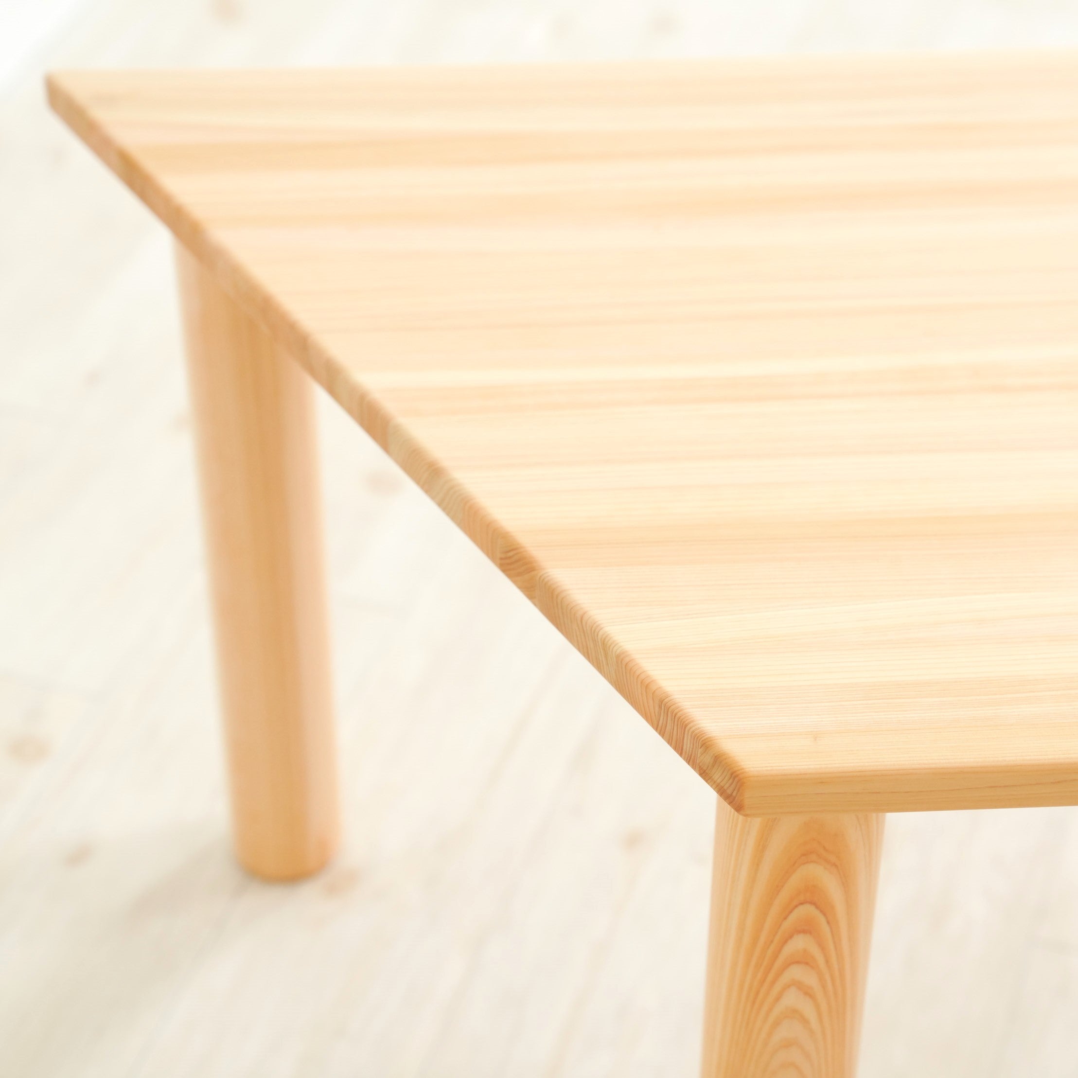 組み合わせ豊富な木製テーブル – なかよしライブラリー