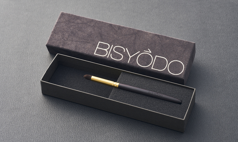 アイシャドーブラシ 灰リスを贅沢に使用した丸型アイシャドーブラシ