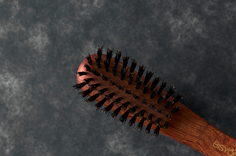 BISYODO天然毛ヘアブラシ ミニ。地肌の血流を促し、キューティクルを