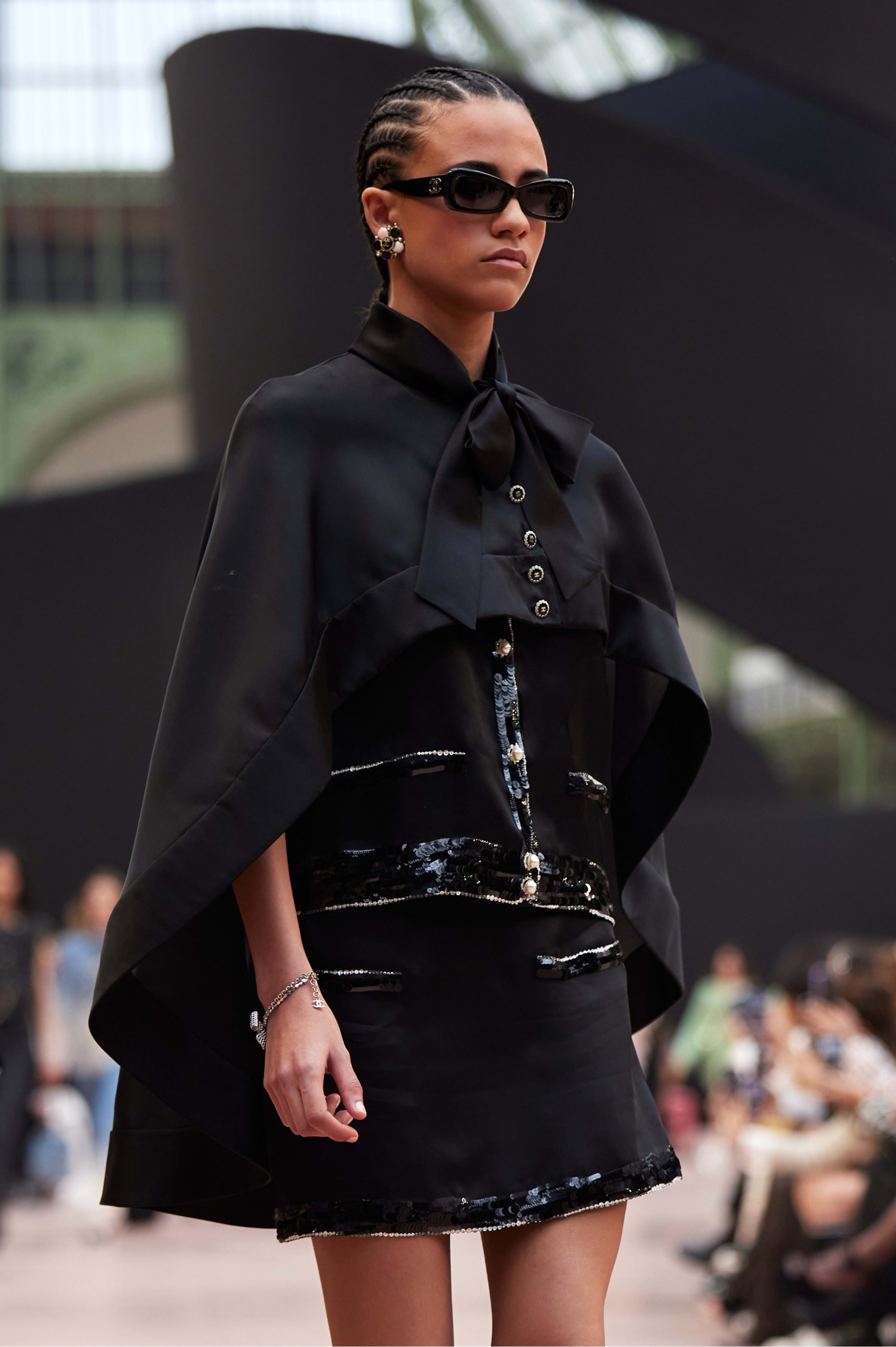 ケープ - シルク オーガンザ、ブラック — ファッション | CHANEL シャネル