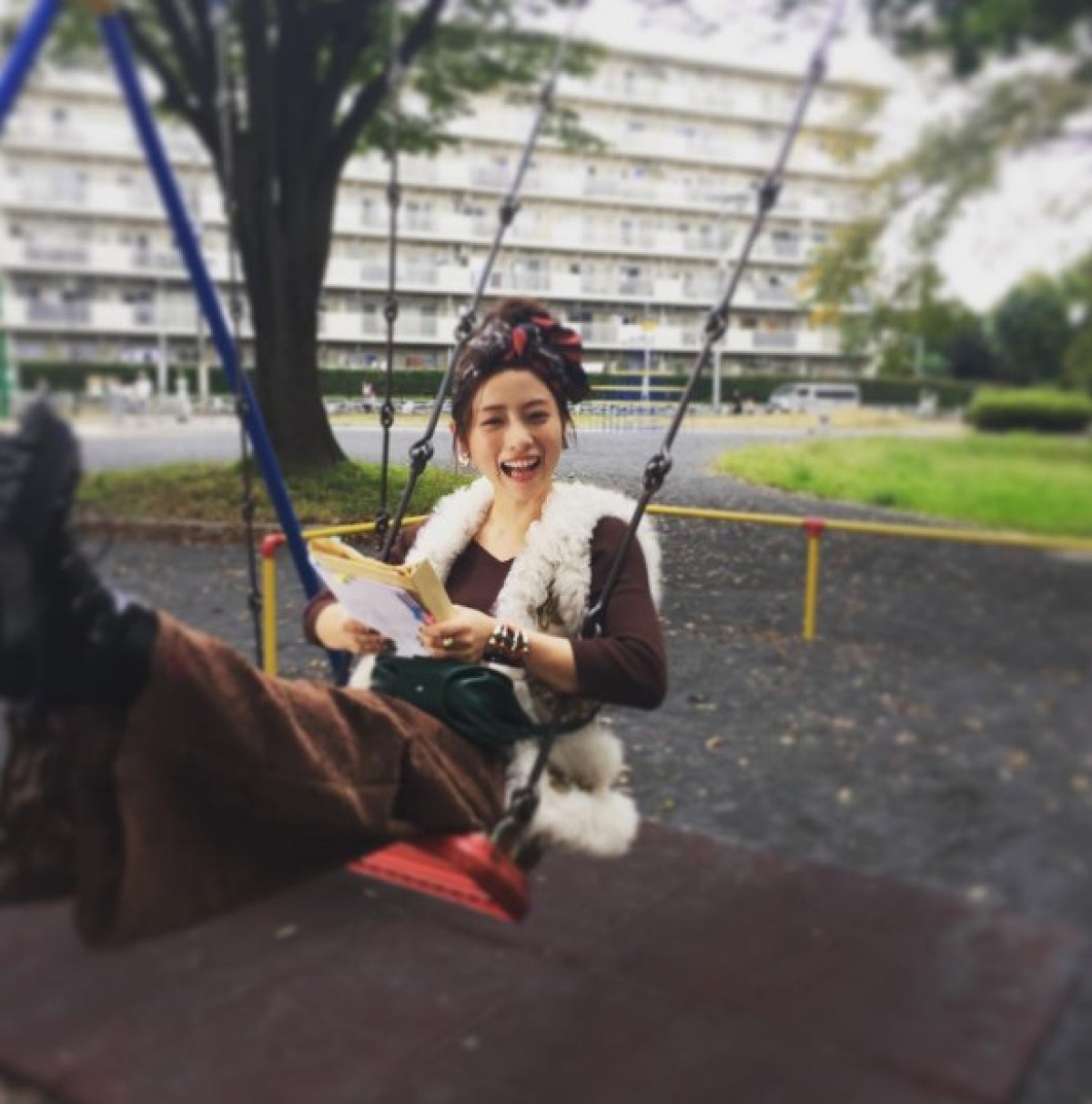 石原さとみ、『校閲ガール』公園のブランコ姿が“可愛すぎる