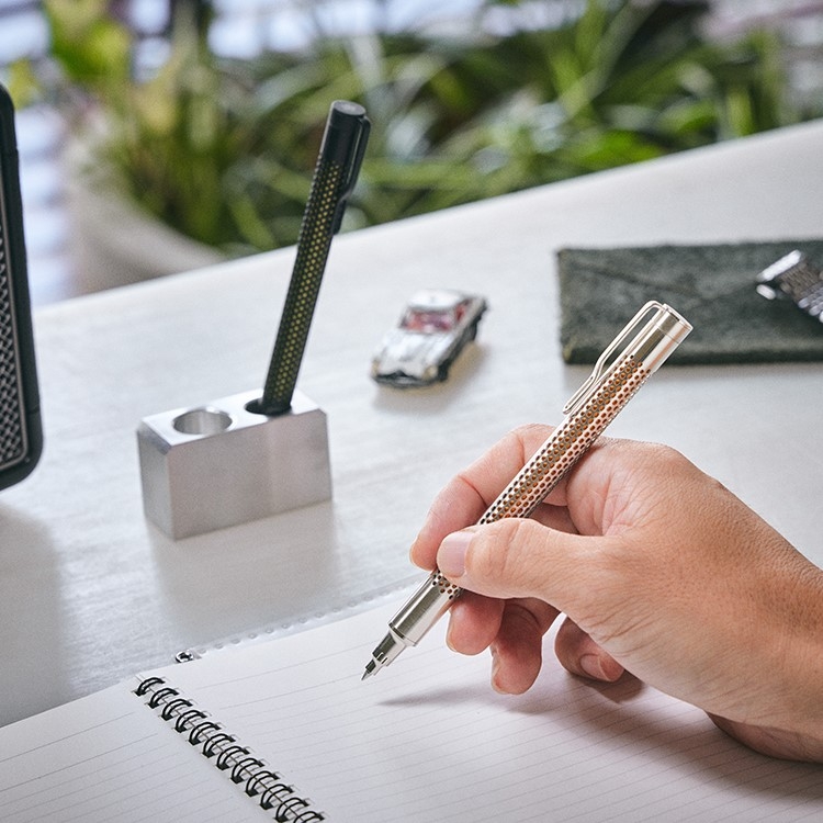 外軸の3Dフォトエッチング加工で内軸が覗く、レトロフューチャーな