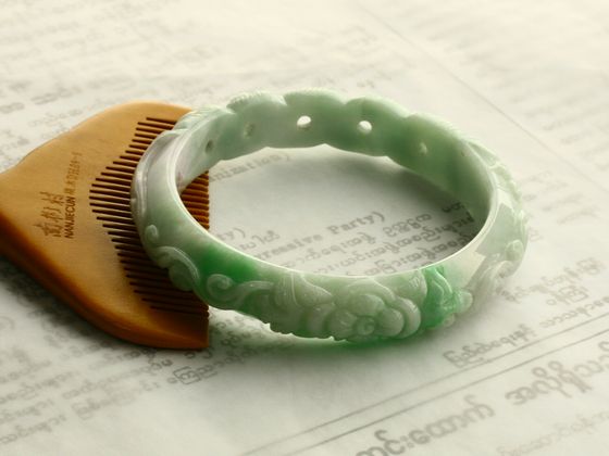 くりぬき彫刻翡翠バングル014_63mm 【A翡翠.com】