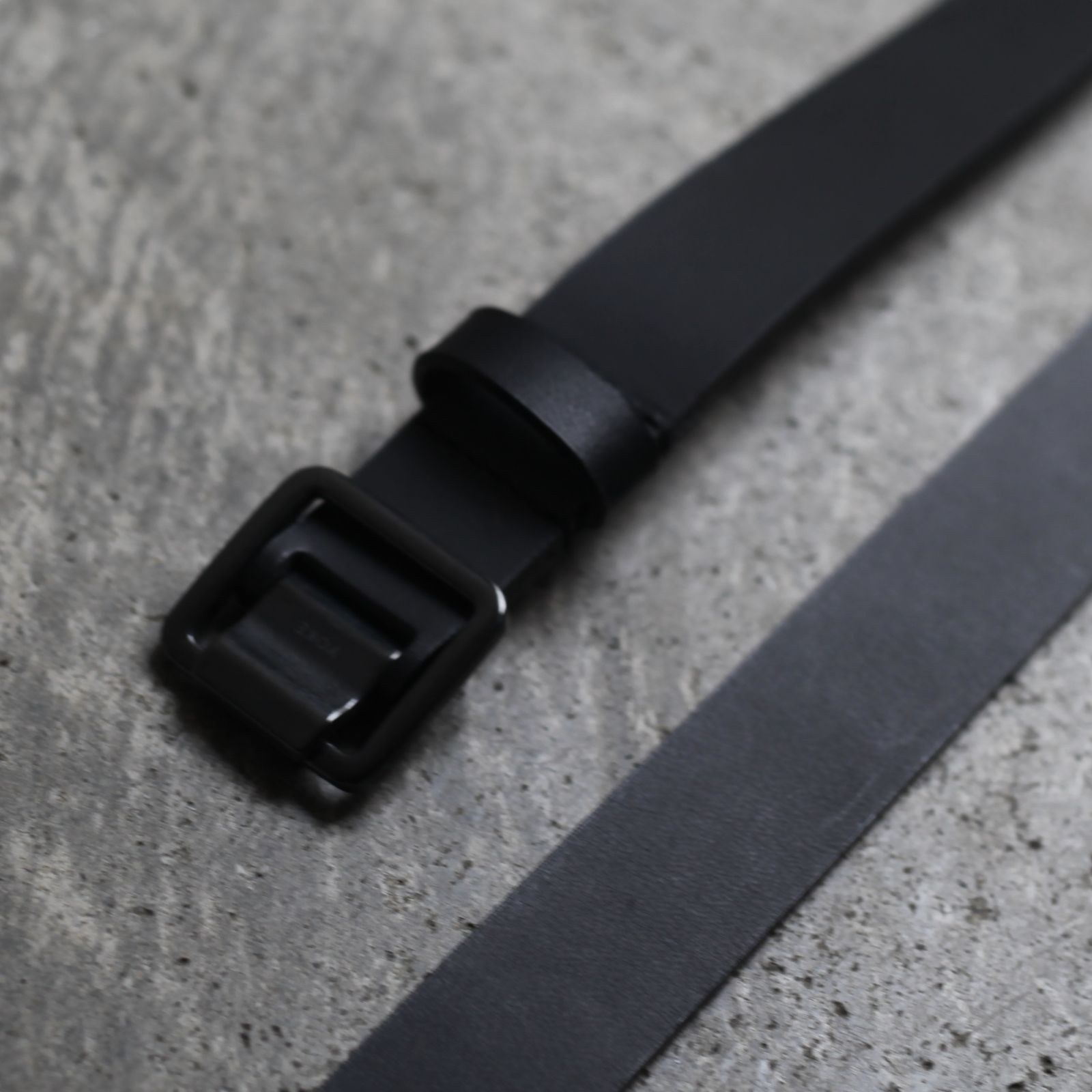 YOKE - 【残りわずか】Narrow Leather Belt(BLACK×BLACK) | ACRMTSM