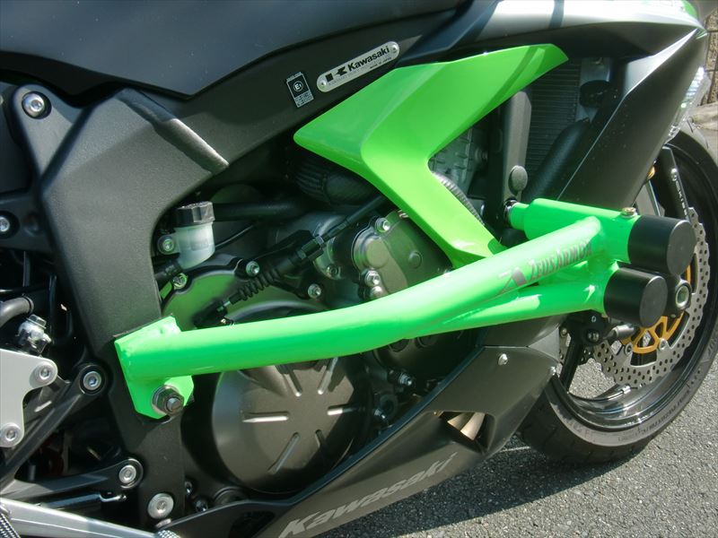ZX-6Rに立ちコケ、転倒傷から防止！スライダー付エンジンガード| AxxL