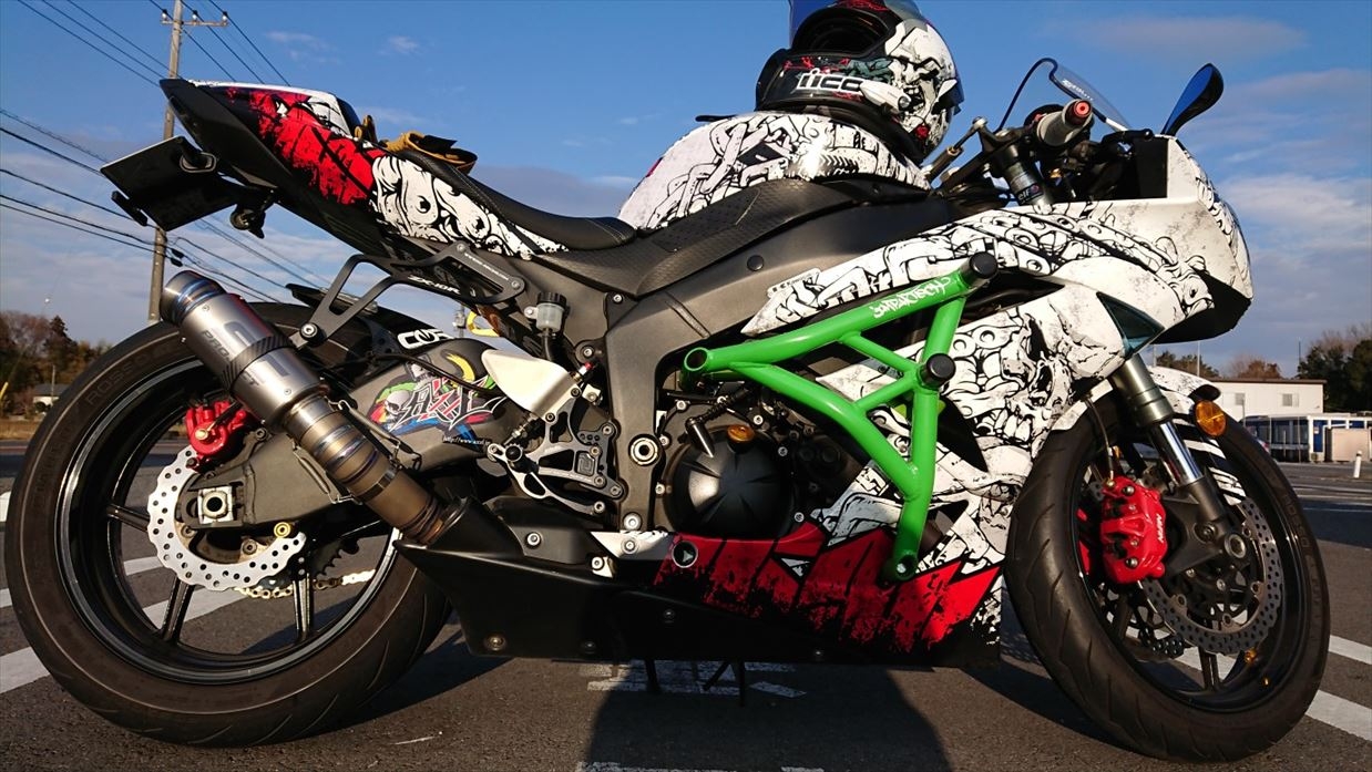 ZX-6R(13-)にデザインスプロケットやスタントパーツでカスタム！| AxxL