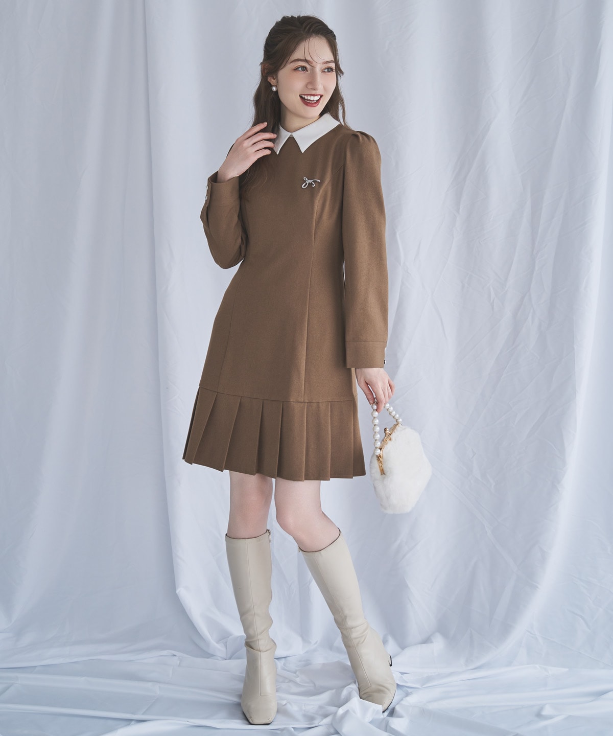 ホワイトカラープリーツミニワンピース(F モカ): SWINGLE｜公式