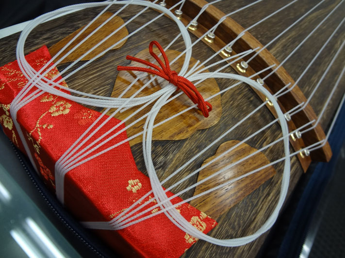 木製筝 13本弦 和柄カバー付き 木製筝 13本弦 和柄カバー付き
