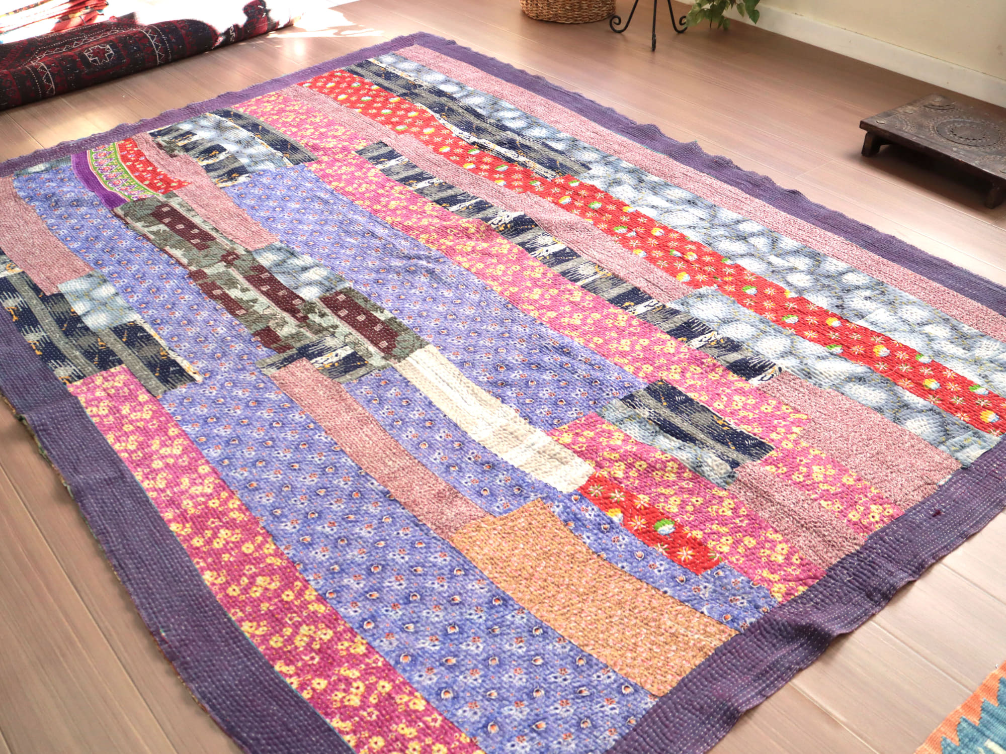 カンタ刺繍 ラリーキルト インドの古布210×152cm パープル系のパッチ