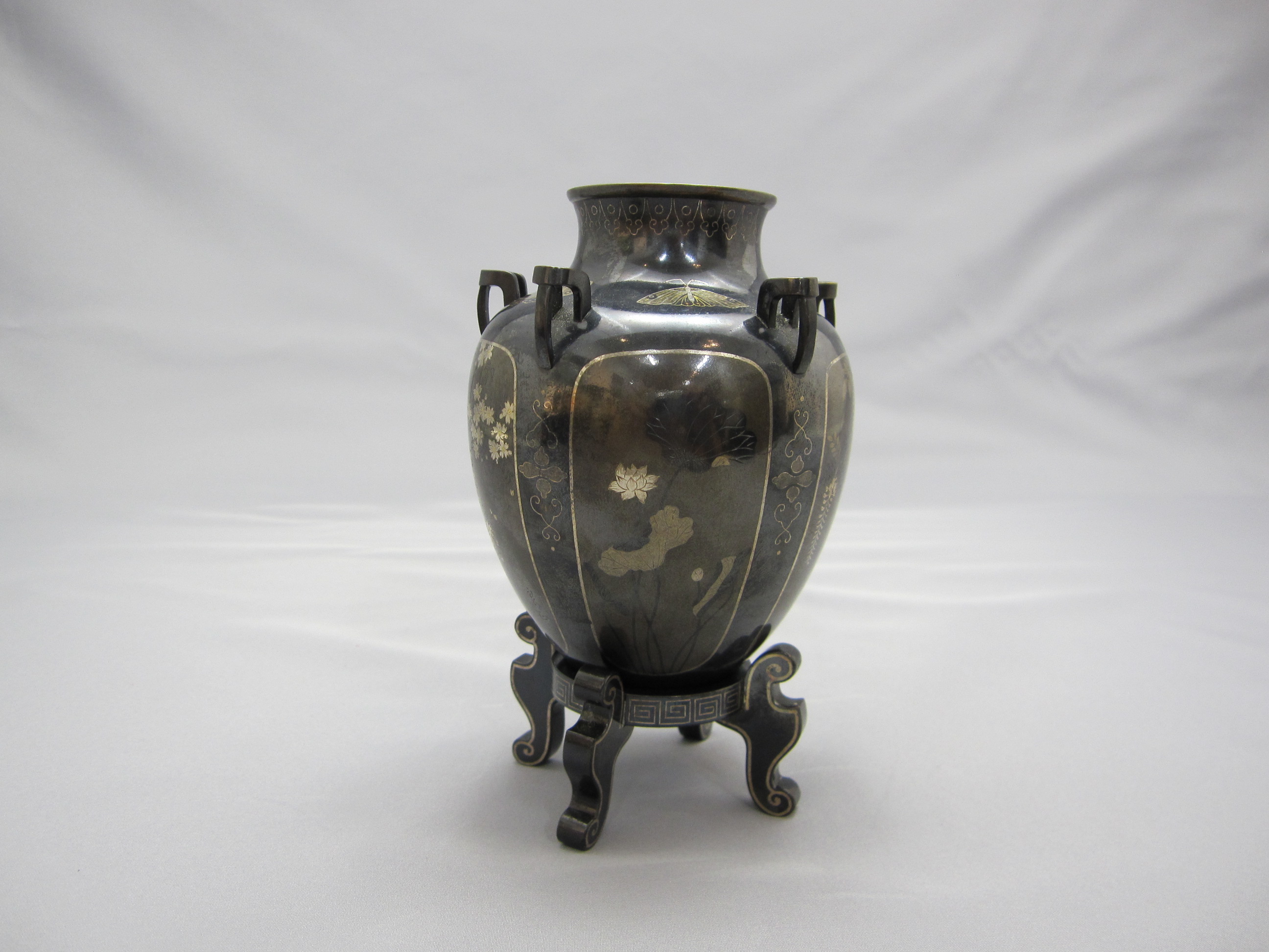 赤銅地 四分一金銀象嵌 花蝶図五耳壺【台付】 | 明治工芸・明治金工の