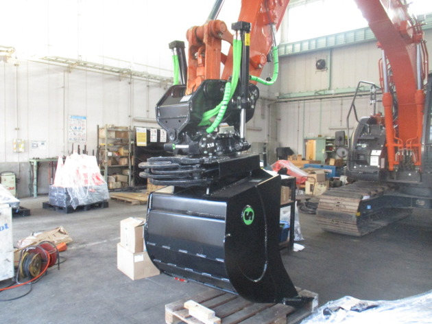日立建機ZX135US-7にチルトローテーターX18(グリッパー付)取付｜建設