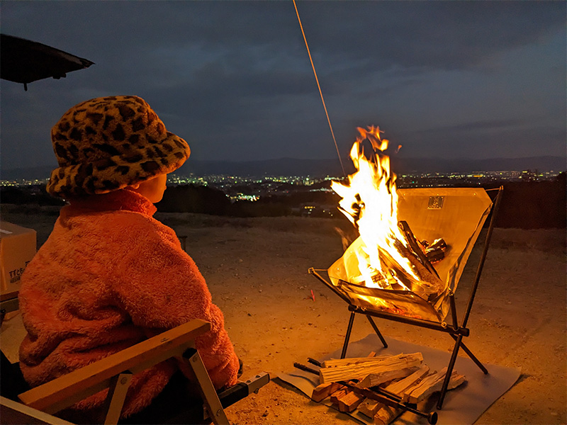 開発裏話】燃えるチェア「アツイッス」が販売されるまで。 - DOD