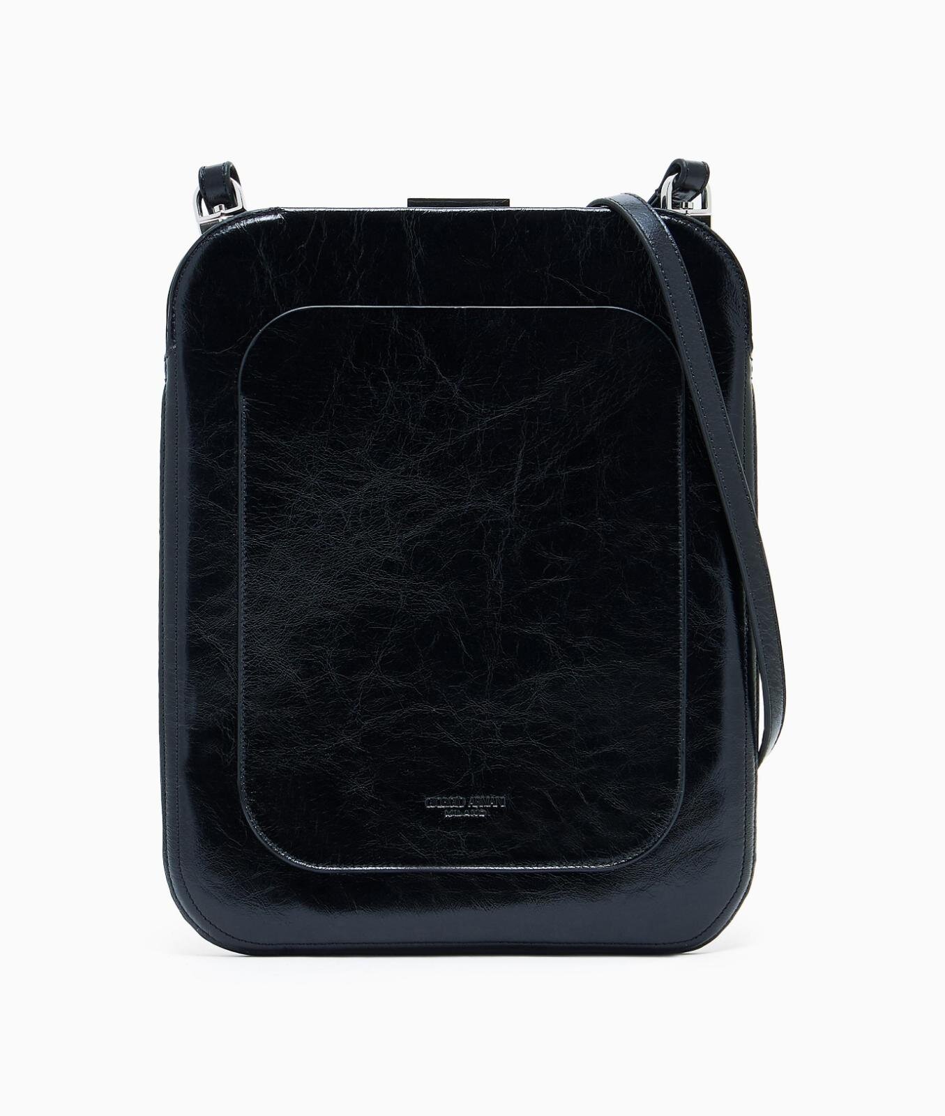 ジョルジオ アルマーニ“ジャケットのラペル”着想レザーバッグ