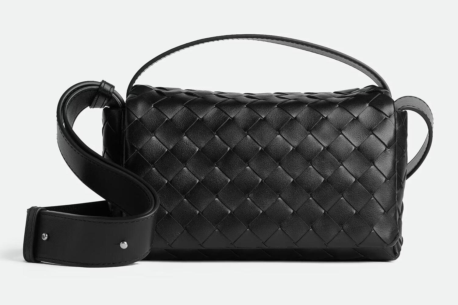 ボッテガ・ヴェネタの”フラップ式”イントレチャートミニバッグ