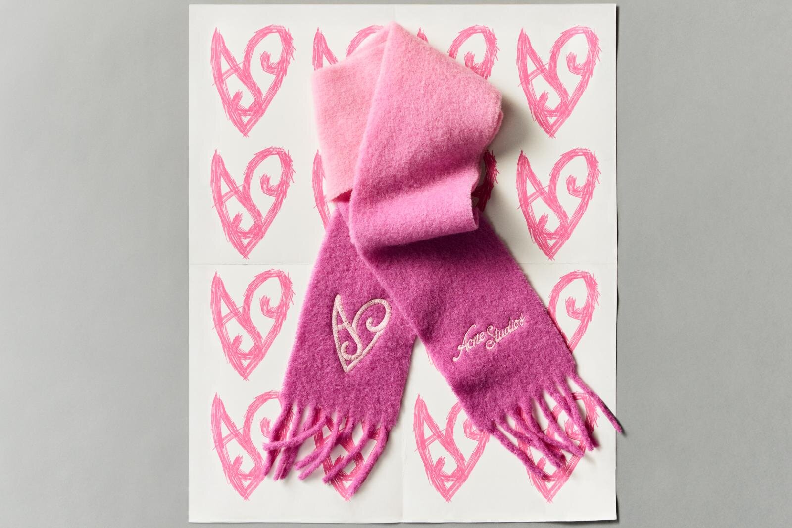 アクネ ストゥディオズ、ハート刺繍入り“ピンクグラデ”マフラー