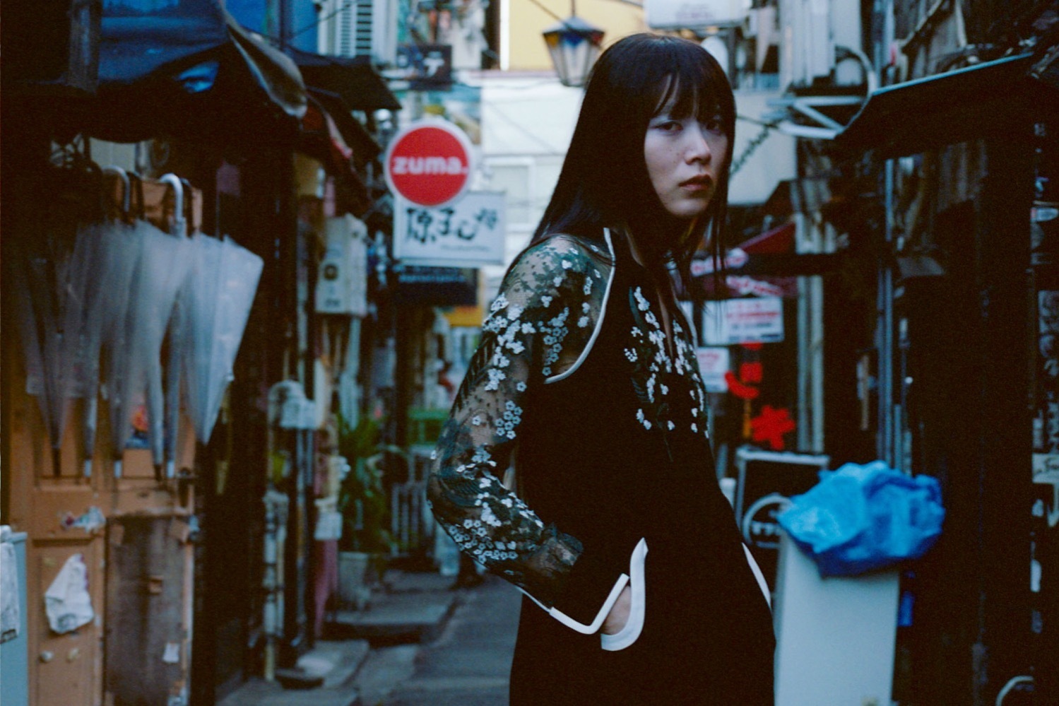 マメ クロゴウチ、すずらん柄刺繍のドレス＆花柄刺繍を施したバケット