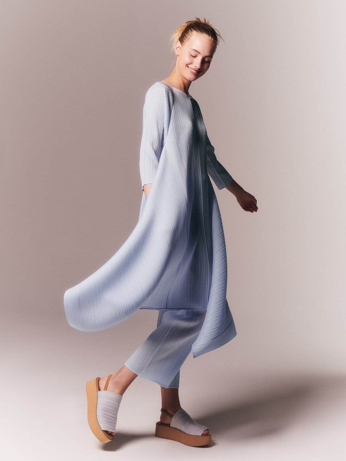 プリーツ プリーズ イッセイ ミヤケの“塩味”着想ウェア、ブルー