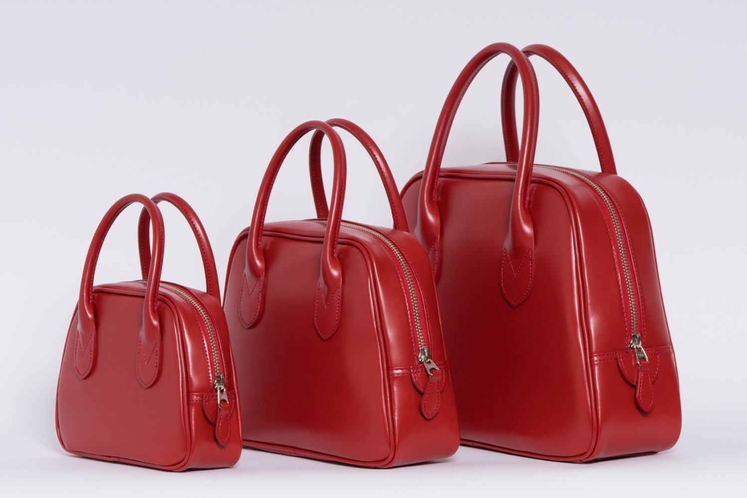 コム デ ギャルソン 青山店限定“真っ赤な”レザーバッグ、四角＆台形の2