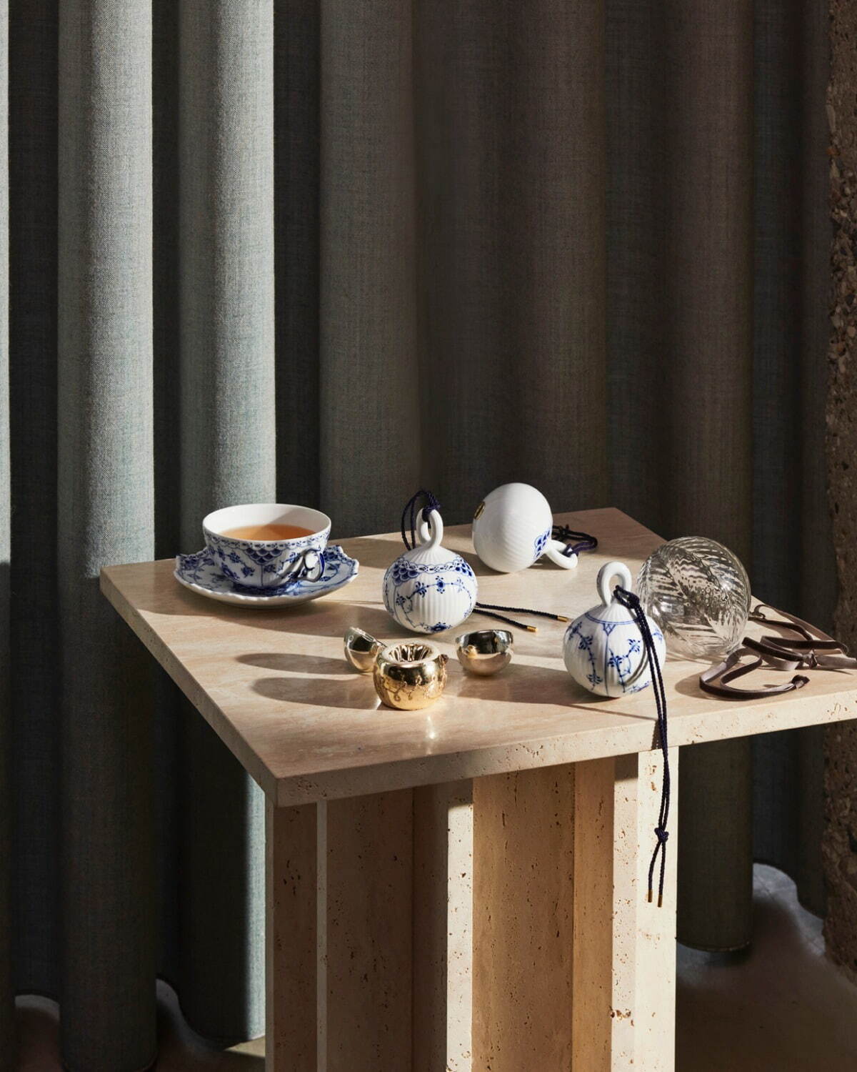 ロイヤル コペンハーゲン24年クリスマス、サンタの陶器人形やレース