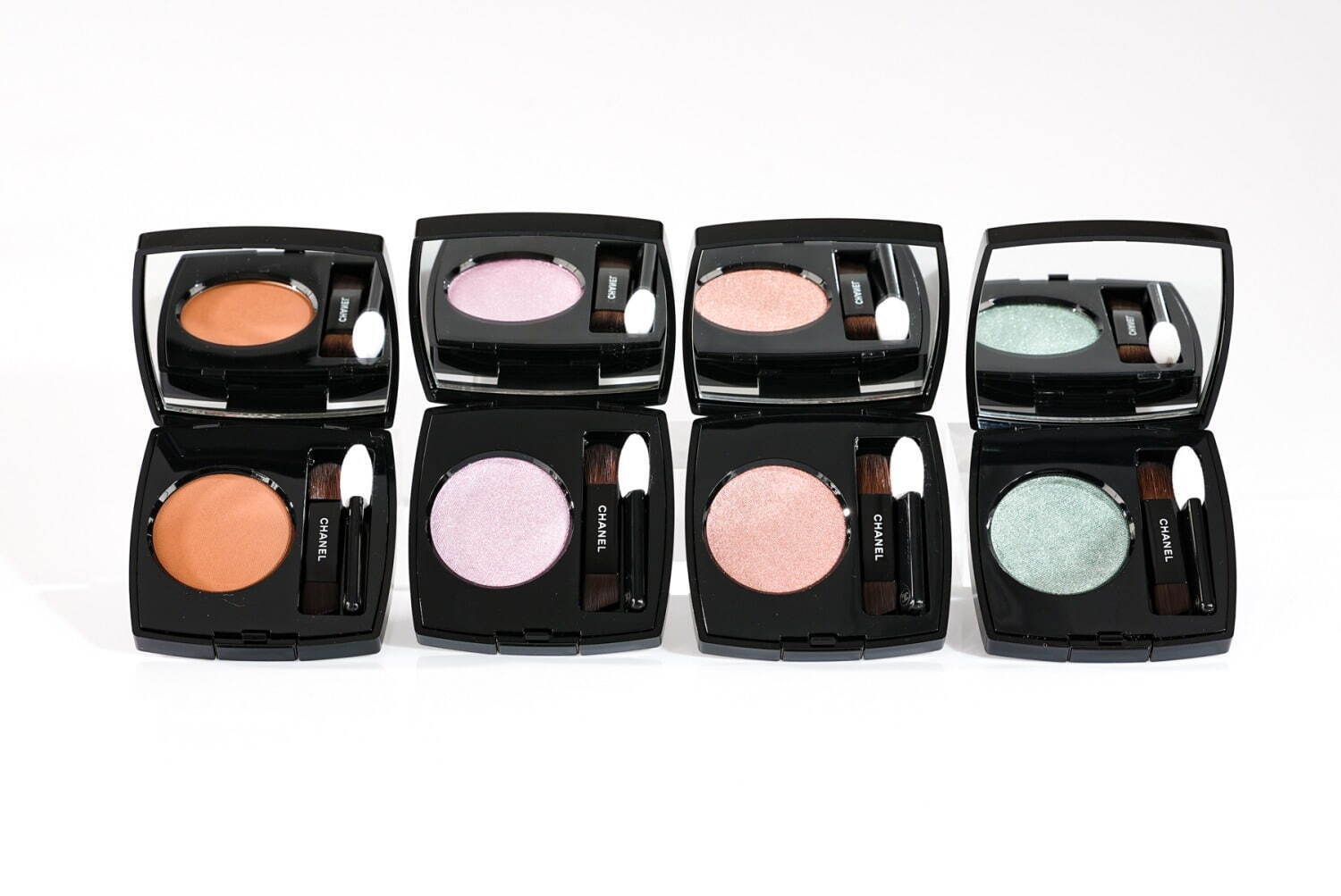 シャネル2025年春コスメ「パステルカラー」のアイシャドウ＆サテン質感