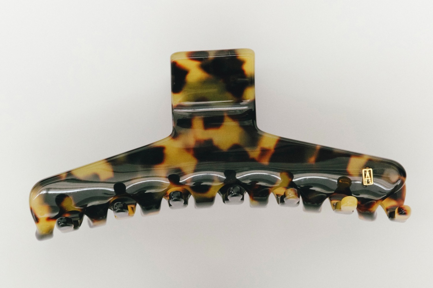 クラネからアレクサンドル ドゥ パリの限定ヘアクリップ、“まるで