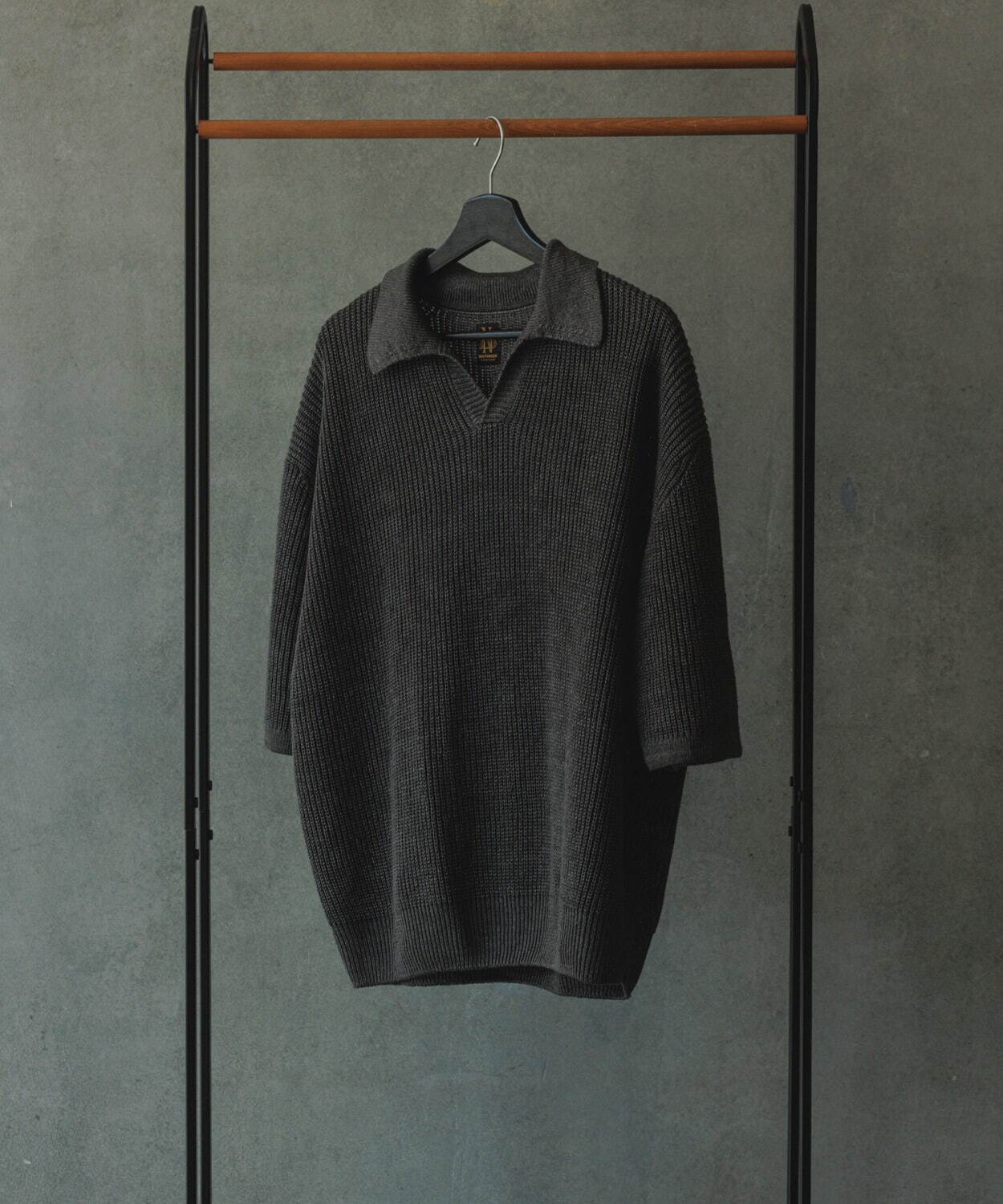 アダム エ ロペ×バトナー“リネン100％”のメンズ開襟ニット、上品