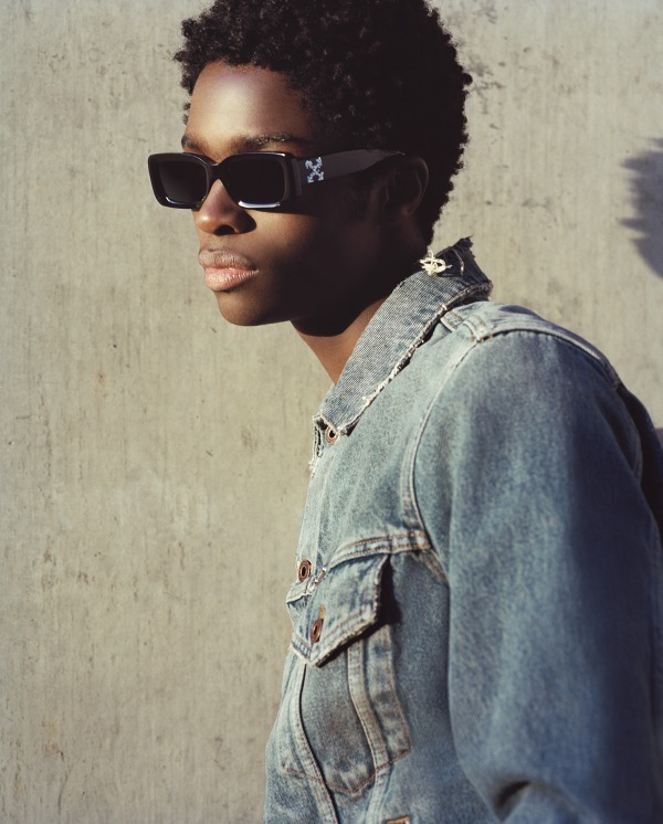 オフ-ホワイト×サングラス・ハットのコラボサングラス、側面にブランド