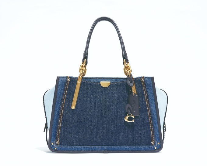 コーチの新作バッグ、デニム×レザーに花モチーフを組み合わせた日本