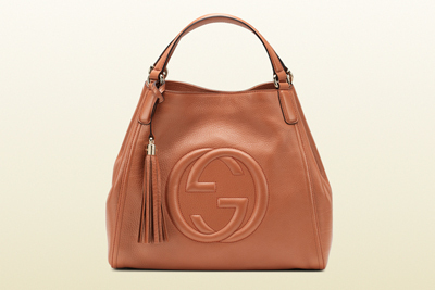 グッチの人気バッグ「ソーホー」から、秋のスタイルにぴったりな新作