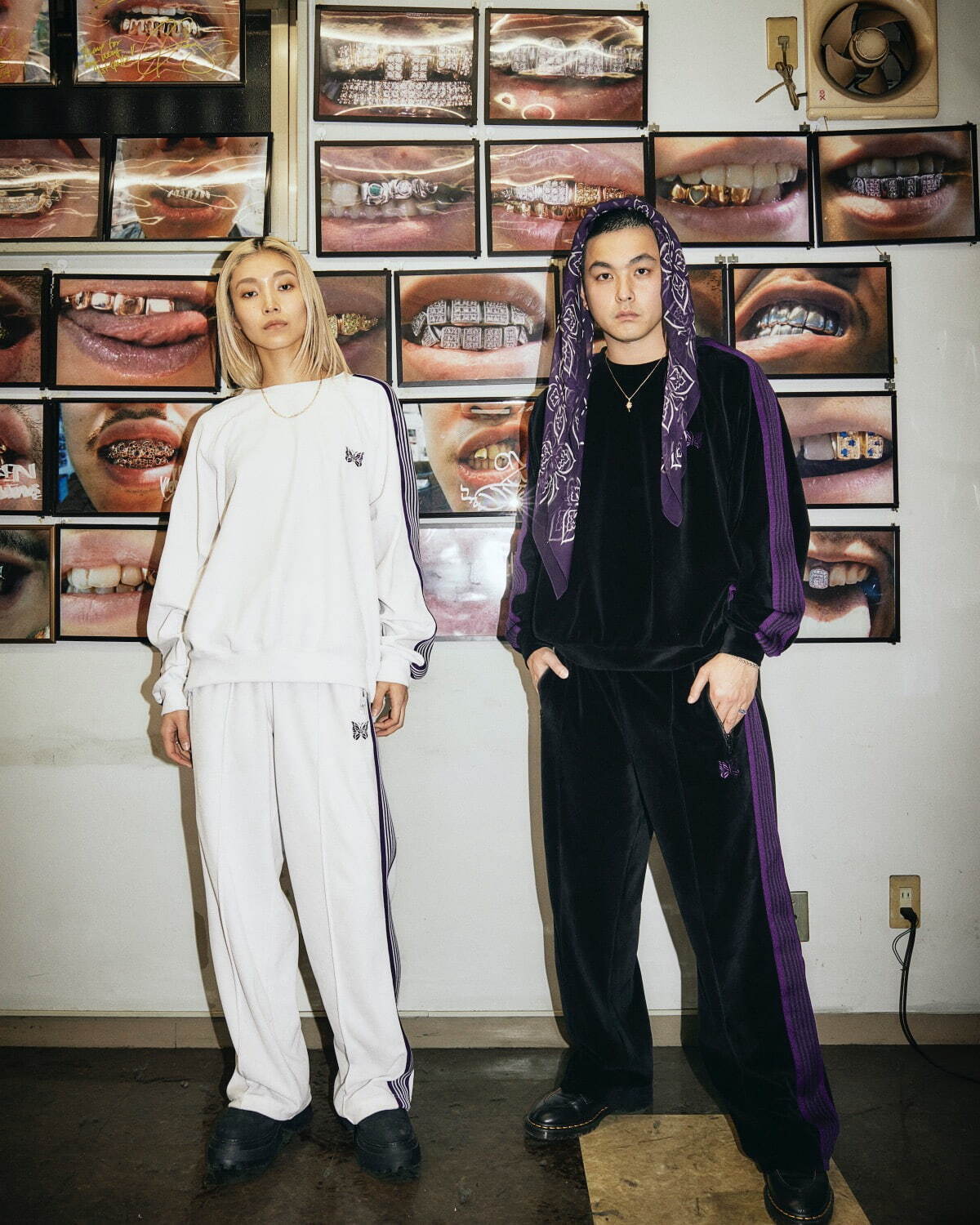 ニードルズ×ステュディオスのトラックパンツ、ベロア素材にパープルの