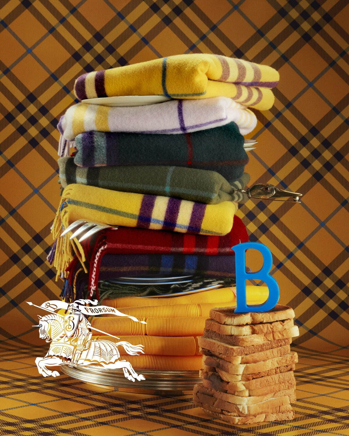 バーバリーのクリスマス2023、チェック柄カシミアスカーフや「馬上の