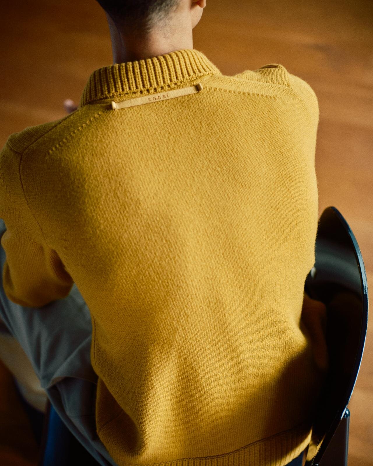 sacaiのカラーニット、幅広リブのカーディガン＆ダブルジップブルゾン