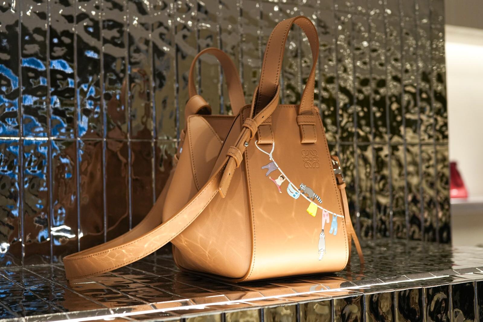 ロエベ×スナ・フジタ“シカと桜”舞うアイコンバッグ、カサロエベ銀座で