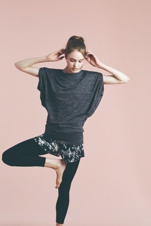 ジルスチュアートからヨガウェア誕生 - フェミニンなブラトップ＆柄で