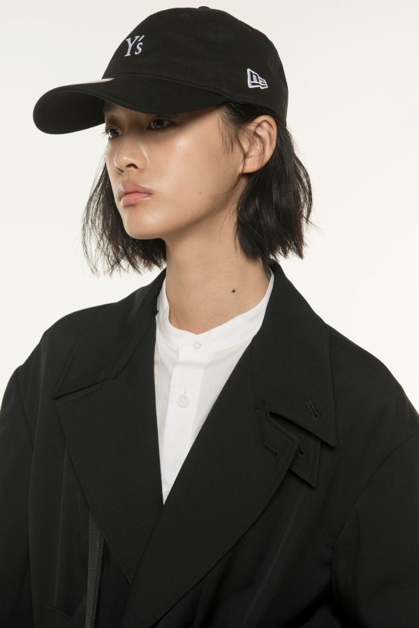 Y's×ニューエラ、マニッシュな白黒の「9THIRTY」キャップ＆ロゴを