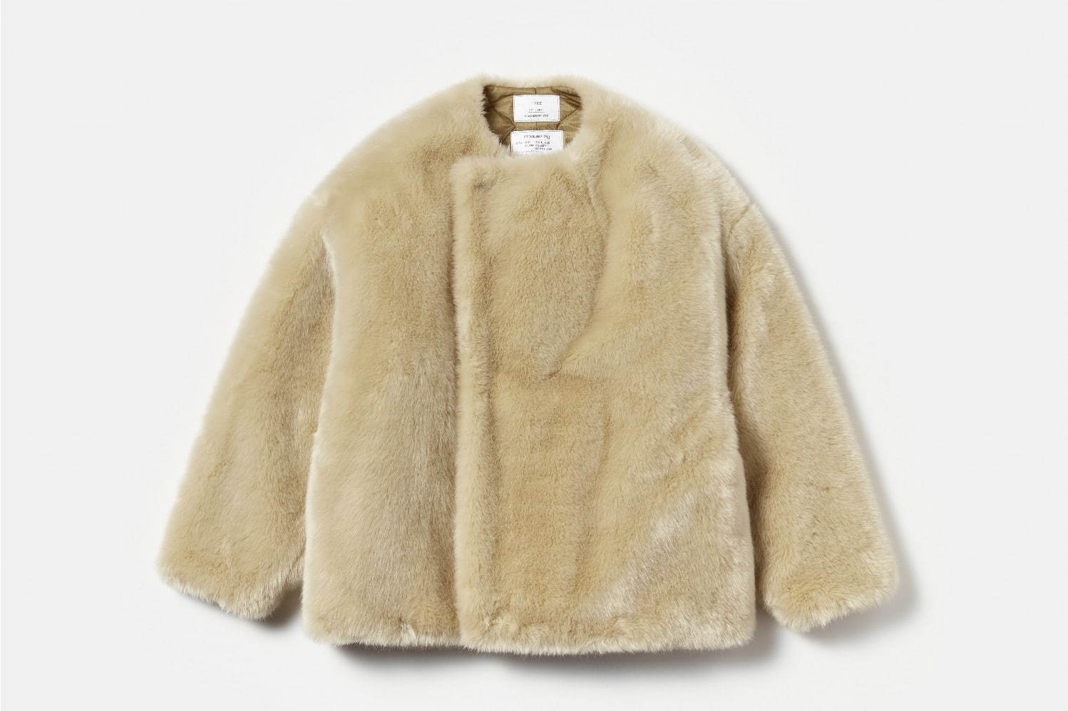 HYKE」エディション別注のリバーシブルファーコート、ベージュと