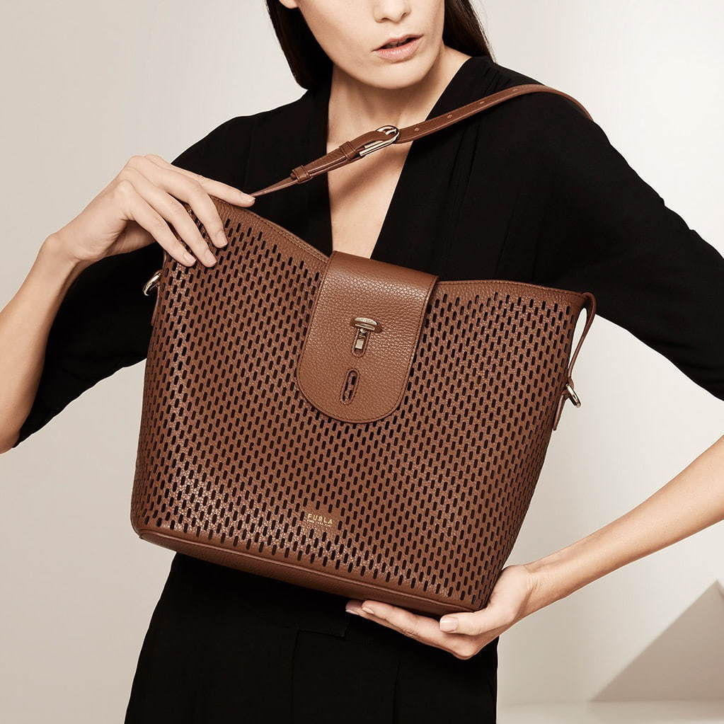 フルラ“パンチングレザー”の新作バッグ「トラフラート」軽やかな