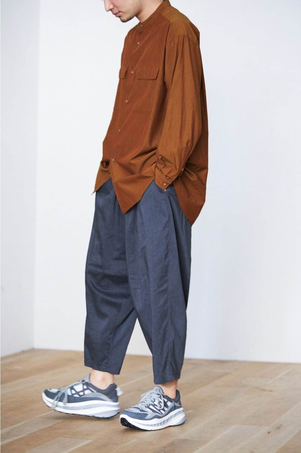 ホワイトマウンテニアリング“ゆったりシルエット”のバンドカラーシャツ