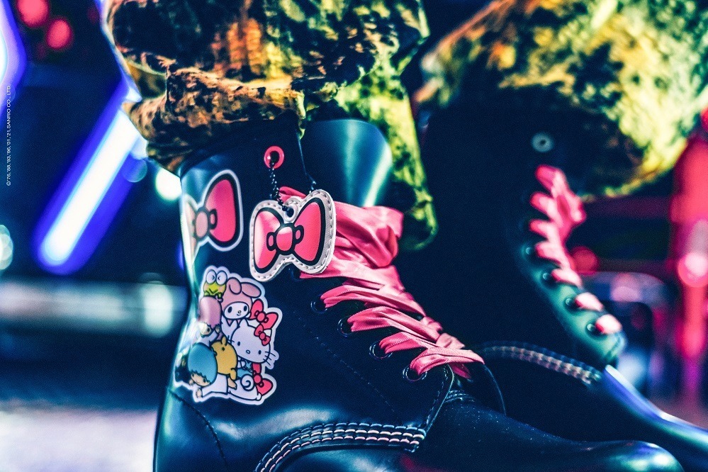 ドクターマーチン×ハローキティ新作8ホールブーツ、サンリオ人気キャラ