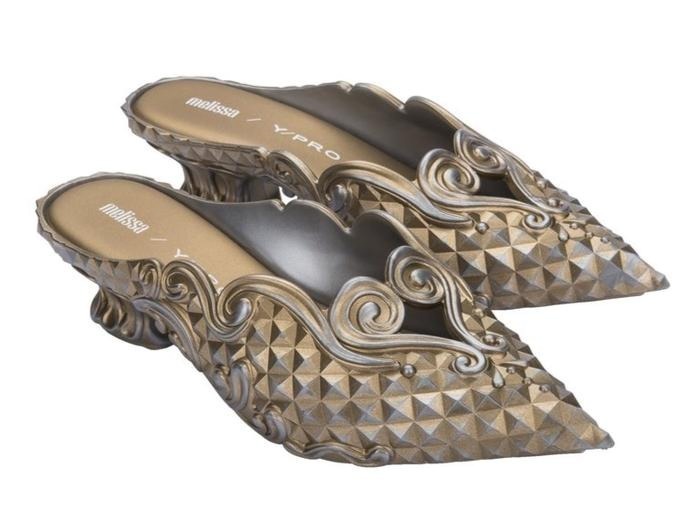 メリッサ×Y/プロジェクト“ランの花”付きクリアサンダルや花瓶ミュール