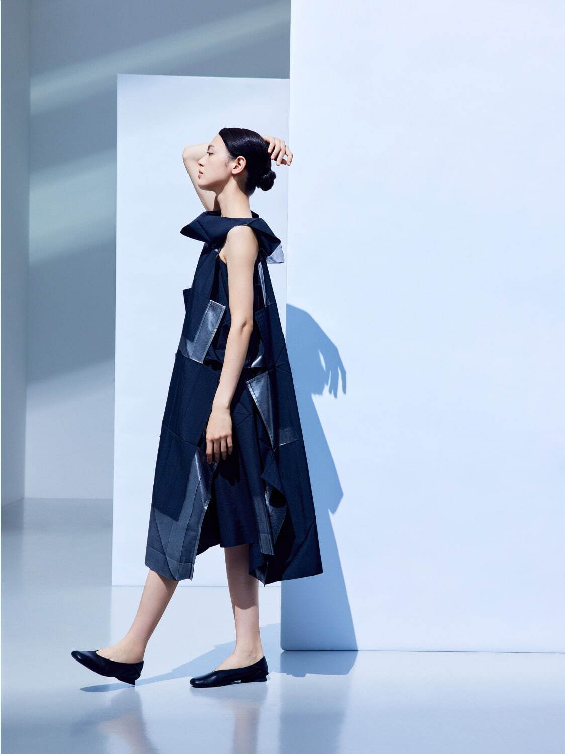 132 5. イッセイ ミヤケ新作、艶めく“箔押し”の濃淡を楽しむドレス