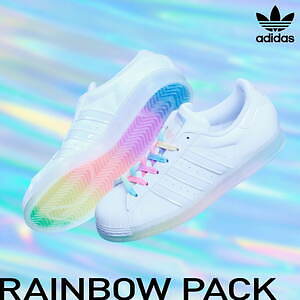 アディダス オリジナルス“虹色”ソール＆シューレースのスニーカー