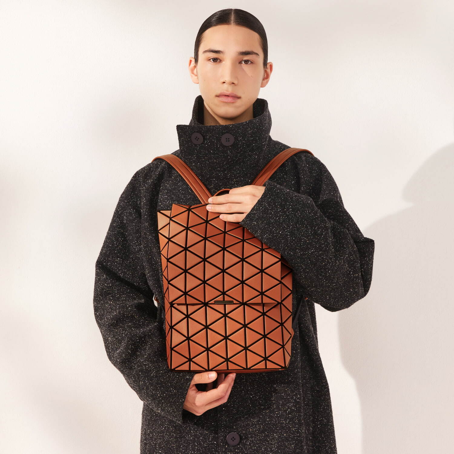 BAO BAO ISSEY MIYAKE“陰影ゆらめく”トートバッグや、マット×レザーの