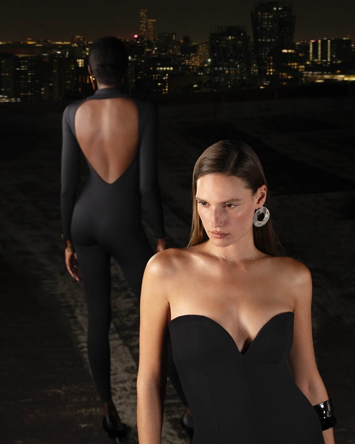 セルジオ ロッシ×ウォルフォード“鮮やかな色彩”のフィットタイツや