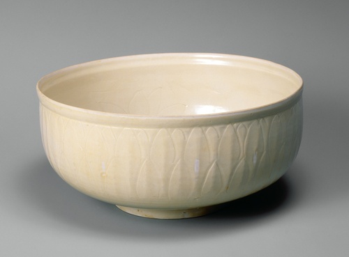 白磁刻花蓮華文鉢 | 定窯 | 収蔵品詳細 | 作品を知る | 東京富士美術館