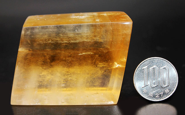 珍しい黄色の方解石の大型標本。通称、ハニーカルサイト（Calcite