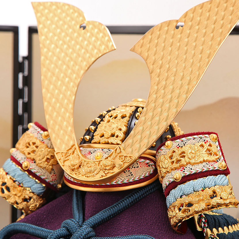 久宝堂オリジナル『平安一水作 本金箔押小札 正絹 紺糸裾濃縅 兜飾』の